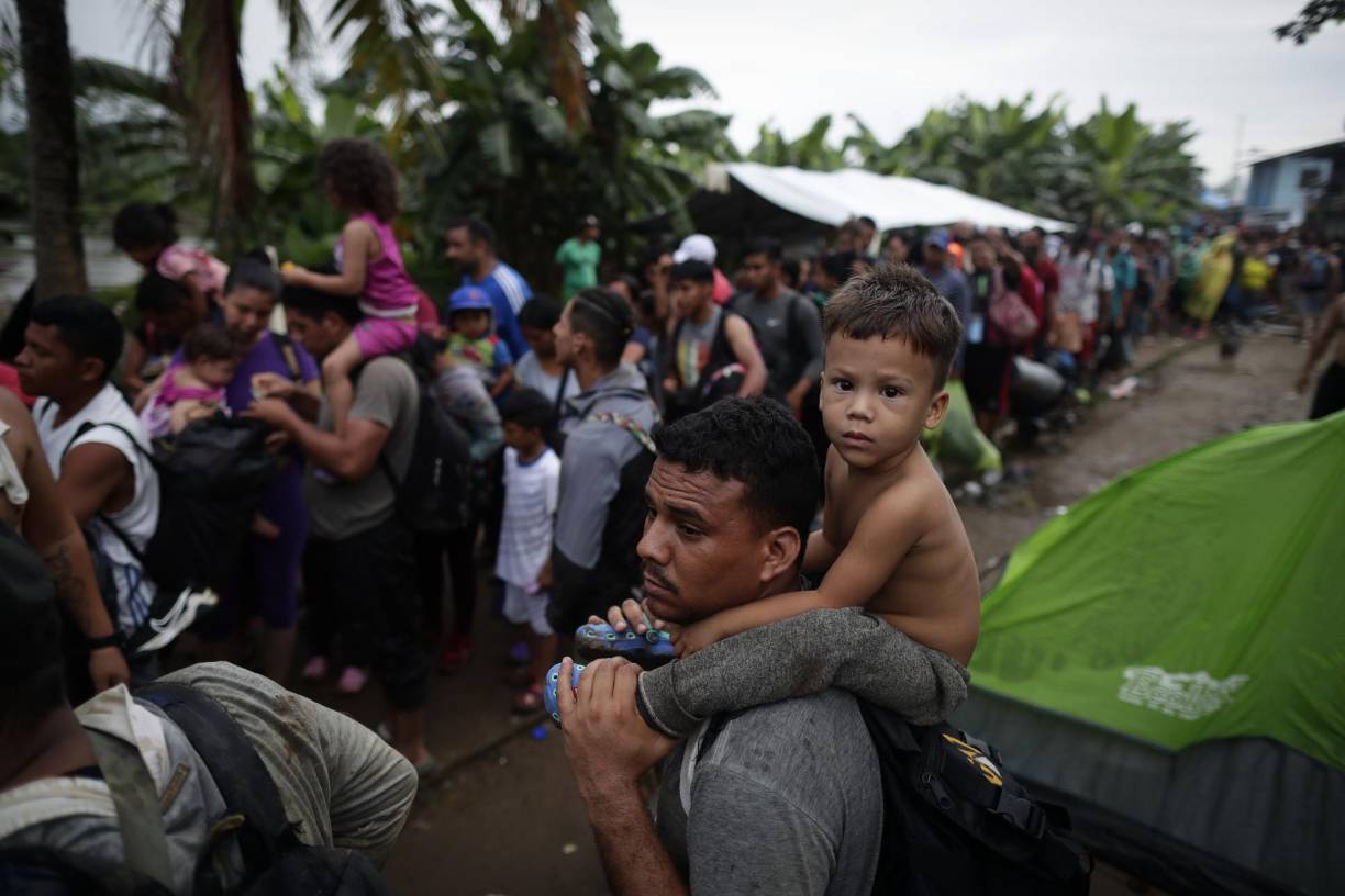 “No damos abasto, esos muchachos no descansan. El único país que está haciendo esto es Panamá, contabilizarlos. A mí a las seis de la tarde me dicen que llegaron 2,890, pero ellos a las 2 de la mañana se acuestan, porque de los 2,890 tienen que desglosar las nacionalidades y tienen que desglosar si es menor o no es menor, si tiene los documentos”, explica a EFE la máxima autoridad del Senafront en la región, el comisionado Reinel Serrano.