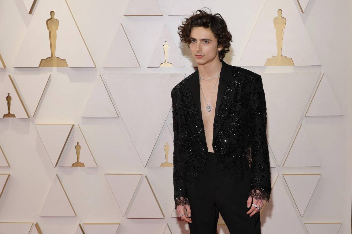 Timothée Chalamet (Duna) llegó sin camisa, vestido por Louis Vuitton. 