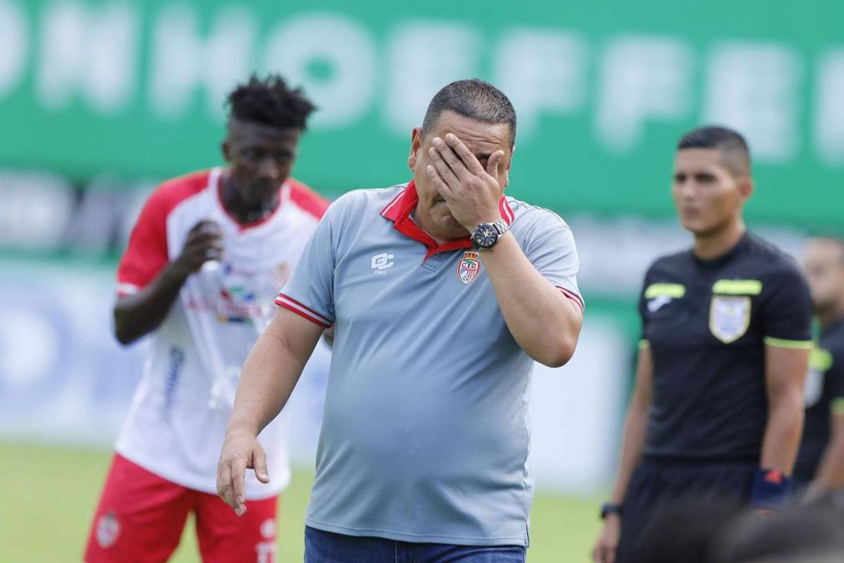 Así se lamentaba Jhon Jairo López, entrenador de la Real Sociedad, durante la derrota de su equipo contra el Marathón en el estadio Yankel Rosenthal.