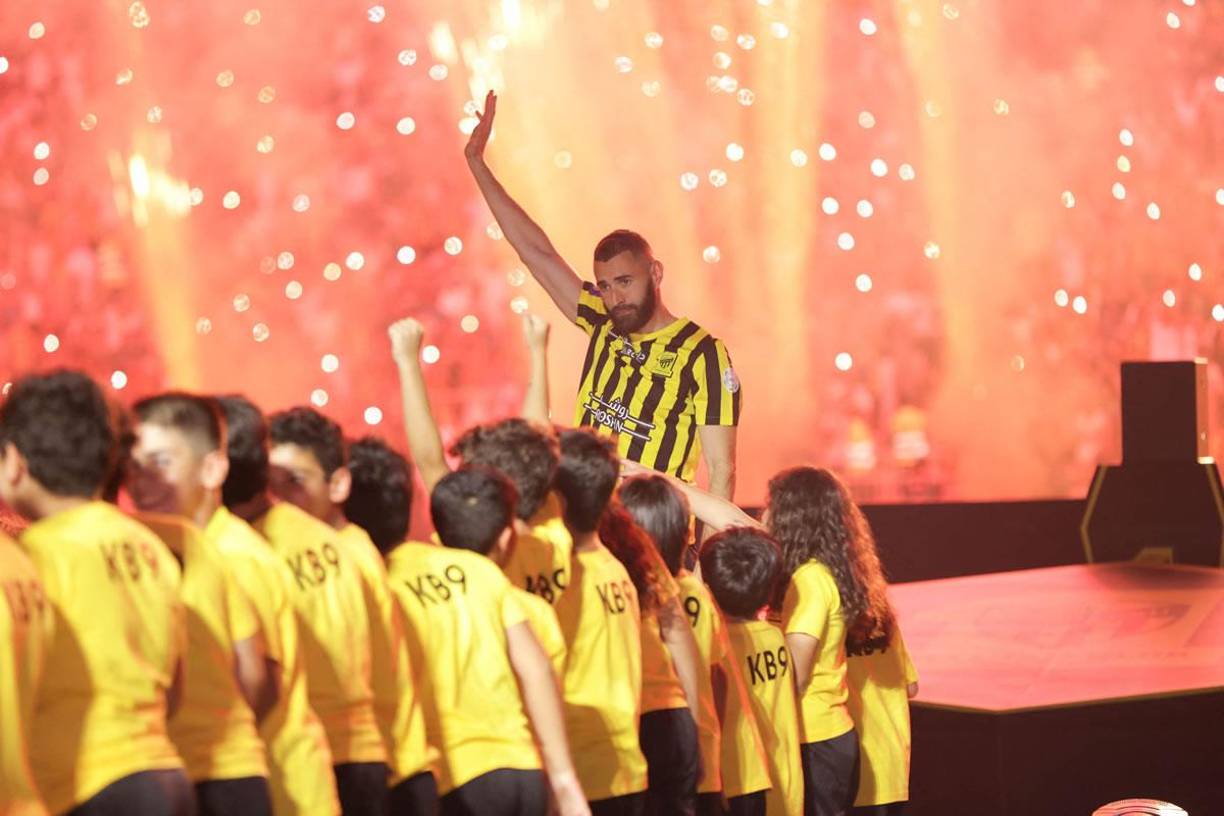 Benzema saludando a los aficionados de su nuevo equipo.