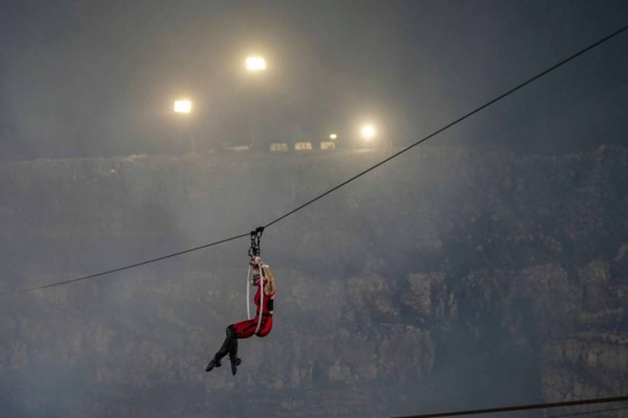 Para la travesía se tomaron medidas de seguridad por si el cable se movía a causa del viento, llevó un micrófono para comunicarse con su equipo y su equipo monitoreó minuto a minuto su avance, detalló Mark Bracco, productor del evento.