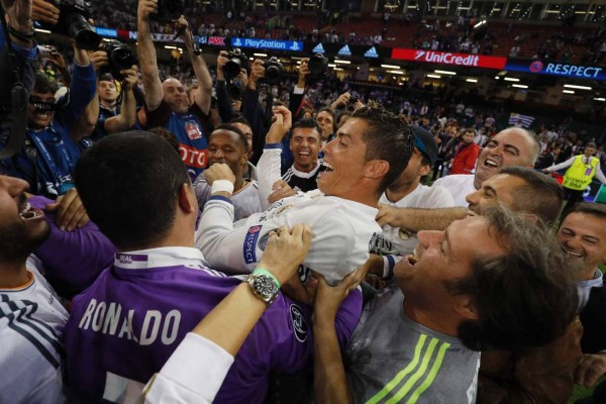 CR7 fue cargado por los aficionados del Real Madrid. AFP PHOTO / Adrian DENNIS