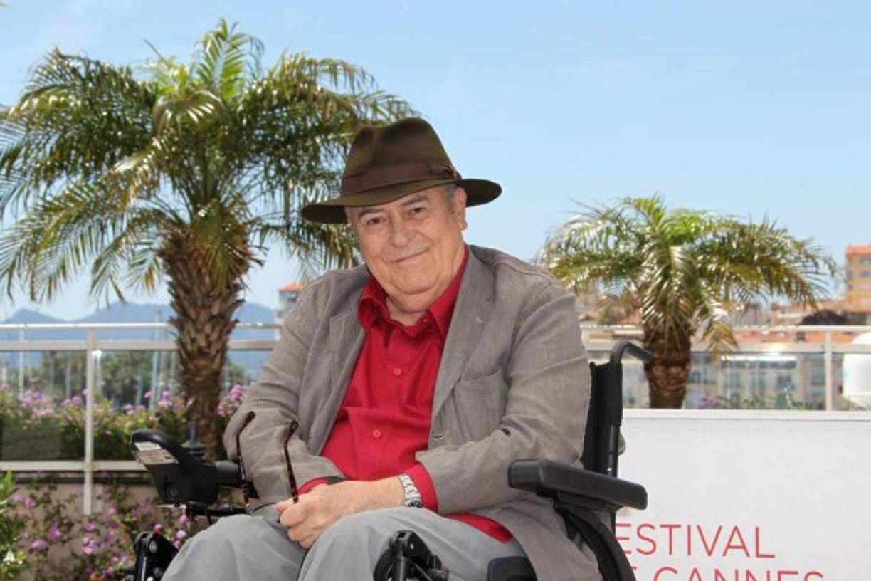 El cineasta Bernardo Bertolucci, autor de obras como El último tango en París, Novecento o El último emperador, considerado uno de los últimos maestros del cine italiano, falleció el 25 de noviembre a los 77 año en Roma, Italia.<br/><br/>Intimista, irreverente, provocador, pero también autor de grandes producciones como El último emperador, ha sido calificado como “el gran director de la trasgresión”.<br/><br/>Nacido en Parma (norte) el 16 de marzo de 1941, su llegada al mundo de la cultura y del séptimo arte no fue casual, habida cuenta de que pertenecía a una familia de reconocidos escritores y cineastas italianos. <br/><br/>Bertolucci entró en el mundo del celuloide con 20 años de la mano de Pier Paolo Pasolini, a quien asistió durante el rodaje de Accattone (1961). <br/><br/>Su primera producción cinematográfica fue La commare seca (1962), el punto de partida de una fulgurante carrera como cineasta que le ha situado entre los más importantes de la historia italiana, siempre en busca del intimismo y en continuo análisis de la juventud. <br/><br/>Su carrera internacional llegó con El último tango en París, que le supuso dos nominaciones al premio Óscar como mejor director y mejor actor en 1973, y ese mismo año también recibió otras dos nominaciones en los Globos de Oro a la mejor película y al mejor director.<br/><br/>El último tango en París (1972) es la tormentosa historia de amor y sus furtivos encuentros sexuales protagonizada por María Schneider y Marlon Brando.<br/>