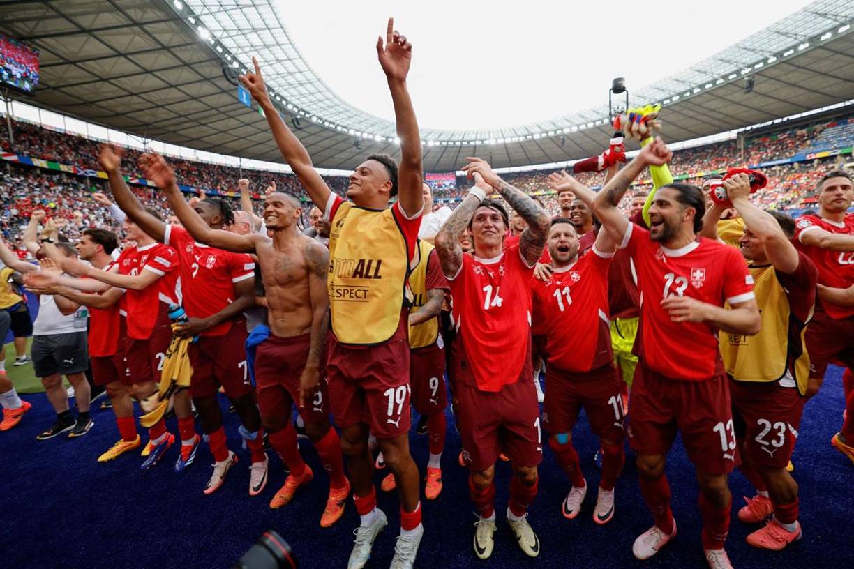 Los jugadores de Suiza celebraron con sus aficionados en el Olympiastadion de Berlín tras eliminar a Italia.
