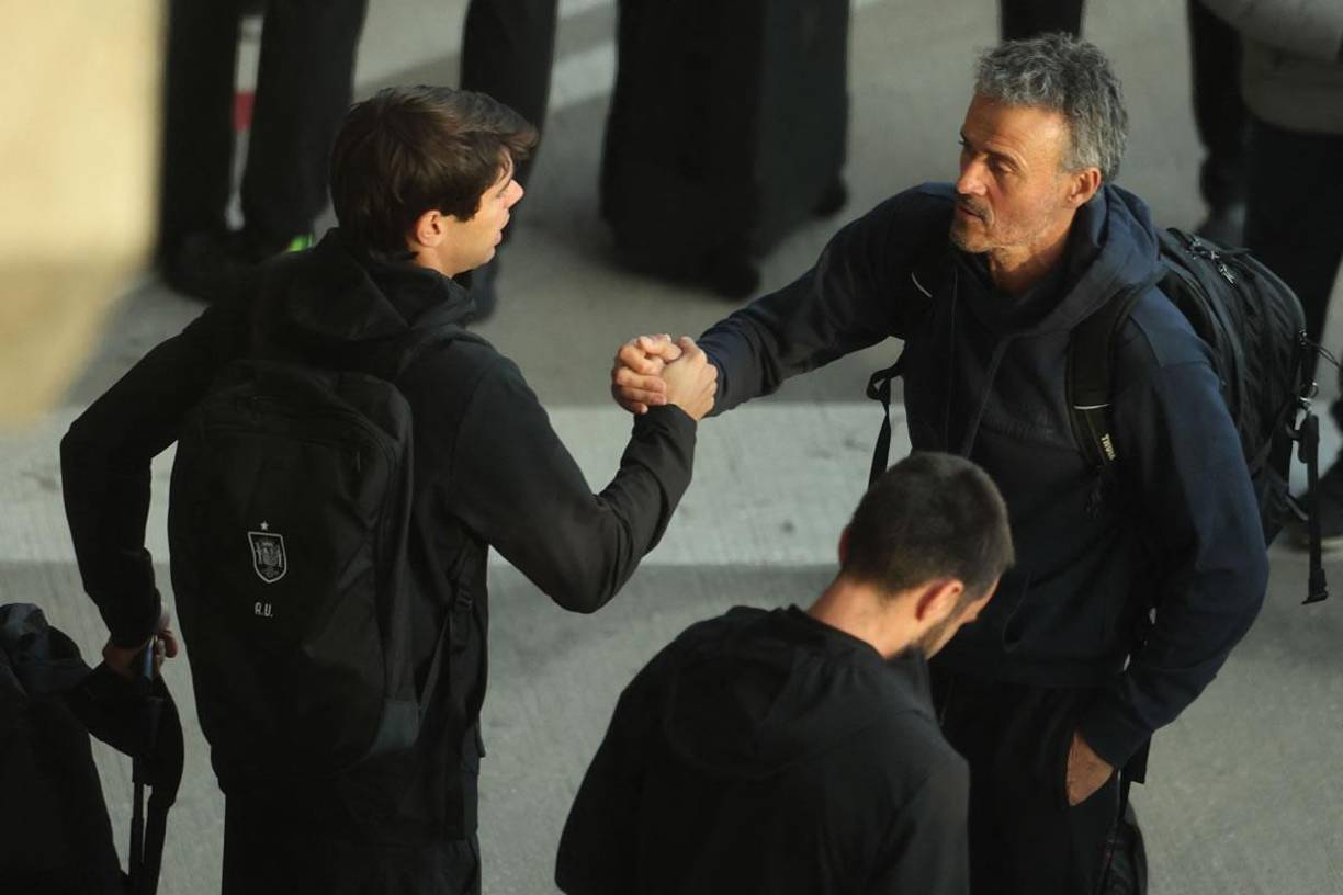 Luis Enrique se despidió de cada uno de sus asistentes en la selección española.