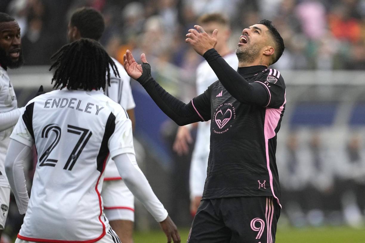 El empate estuvo a punto de llegar a dos para el descanso. Un balón servido milimétricamente perfecto por Messi encontró a su amigo Luis Suárez para rematarlo en la frontal del área pequeña. Aunque el uruguayo la mandó desviada quedó claro que la conexión entre ambos sigue intacta. 