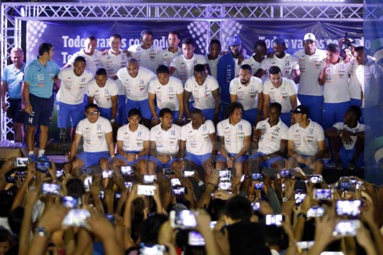 El platen de los jugadores de la Bicolor posando para las cámaras de los aficionados.