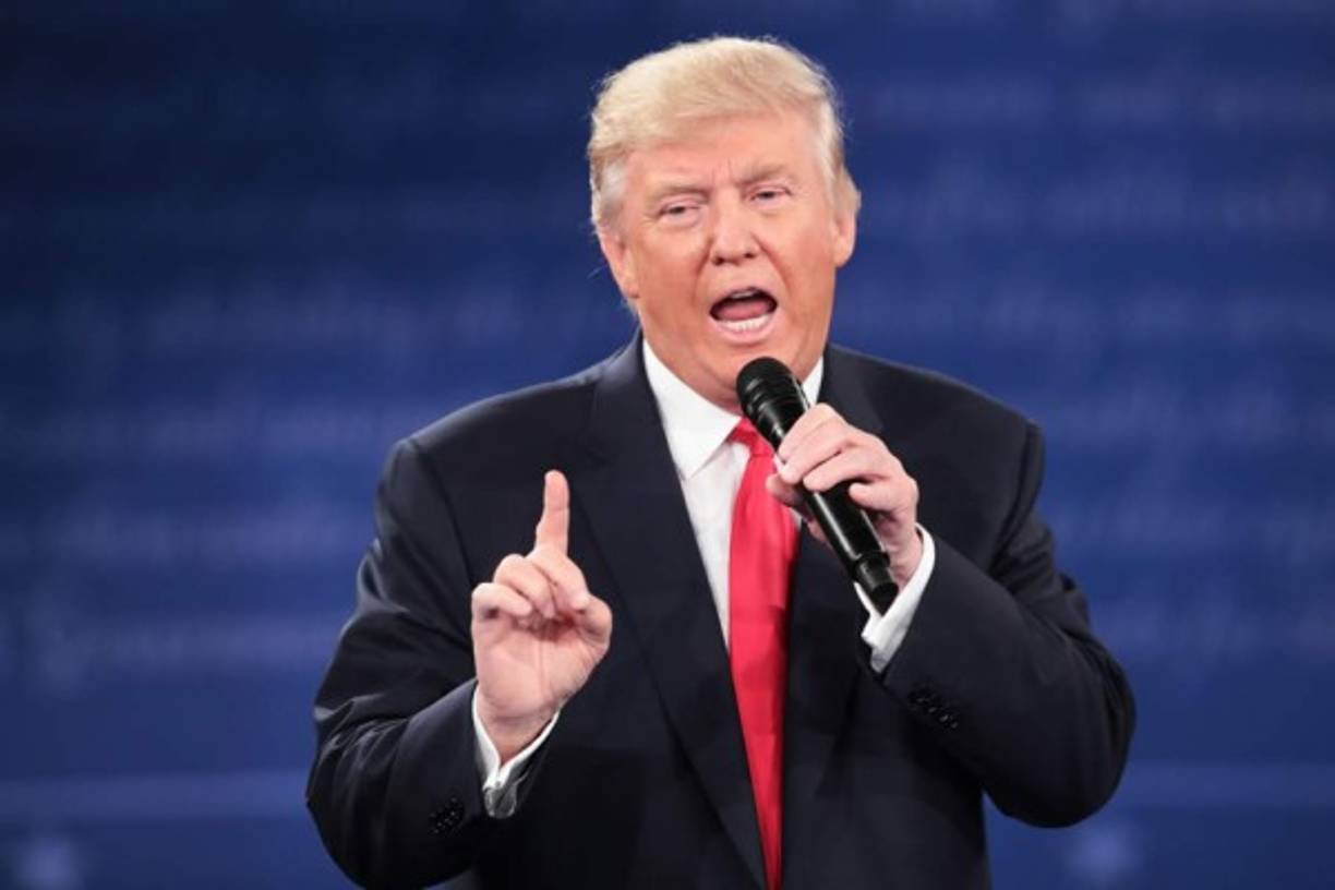 Trump quiso protagonizar el segundo debate gritando y casi nunca se refirió a Hillary por su nombre.