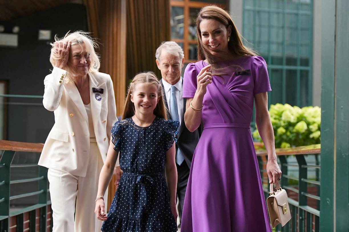 Acompañada por su hija Charlotte, de 9 años, “Kate” lució radiante a su llegada a Wimbledon.