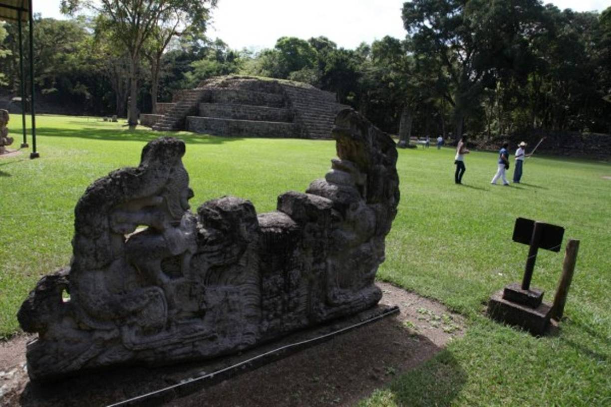 Los guías ayudan a comprender los significados de la escultura maya y dan relevancia a los avances de esta cultura en el arte.