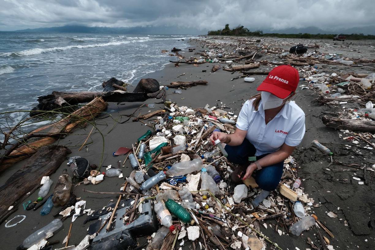 Entre 600 y 700 toneladas de basura se recogen en las playas hondureñas que proceden de Guatemala, pero municipalidades como Omoa no pueden cubrir los cuantiosos costos de operación y el Estado ha abandonado gradualmente las actividades de limpieza y retención.