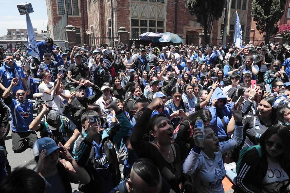  Este joven bogotano quedó hace nueve años en silla de ruedas tras un accidente de tráfico, y contrajo una bacteria en una piscina que le provocó una grave infección que llegó hasta sus huesos, enfermedad que no lograron controlar y terminó desarrollando un cáncer de sangre, según relató a Noticias Caracol.