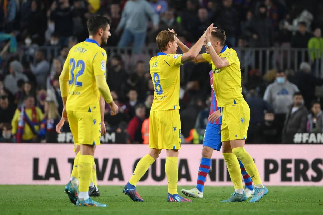 Los jugadores del Cádiz celebrando sobre la cancha la victoria histórica en el Camp Nou.