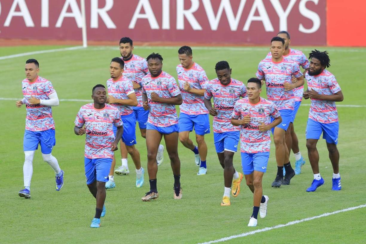 Los jugadores del Ciclón Azul primero hicieron un calentamiento en la cancha del estadio Olímpico.
