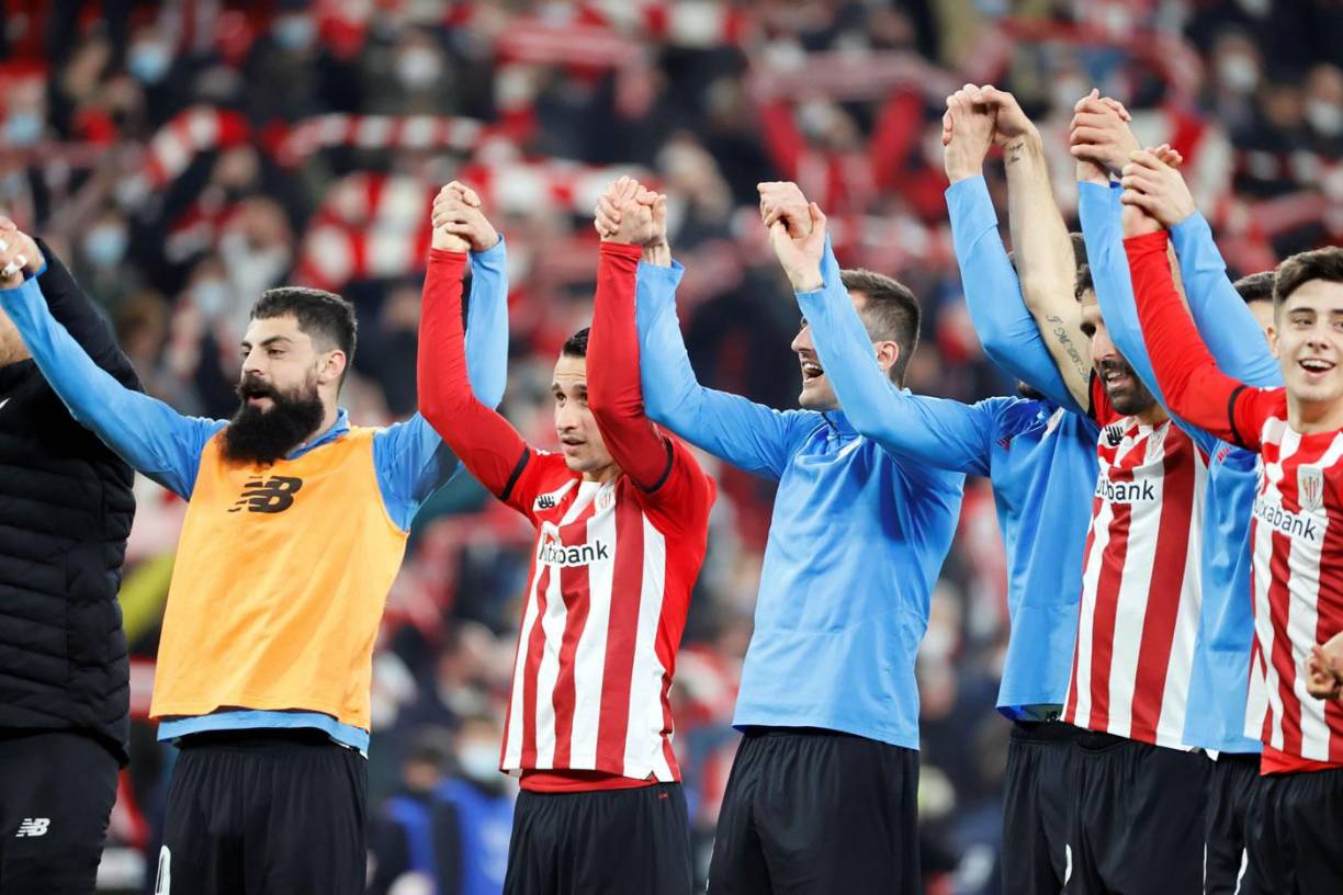 Los jugadores del Athletic Club de Bilbao celebraron con sus aficionados la victoria sobre el Real Madrid y clasificación a semifinales de la Copa del Rey.