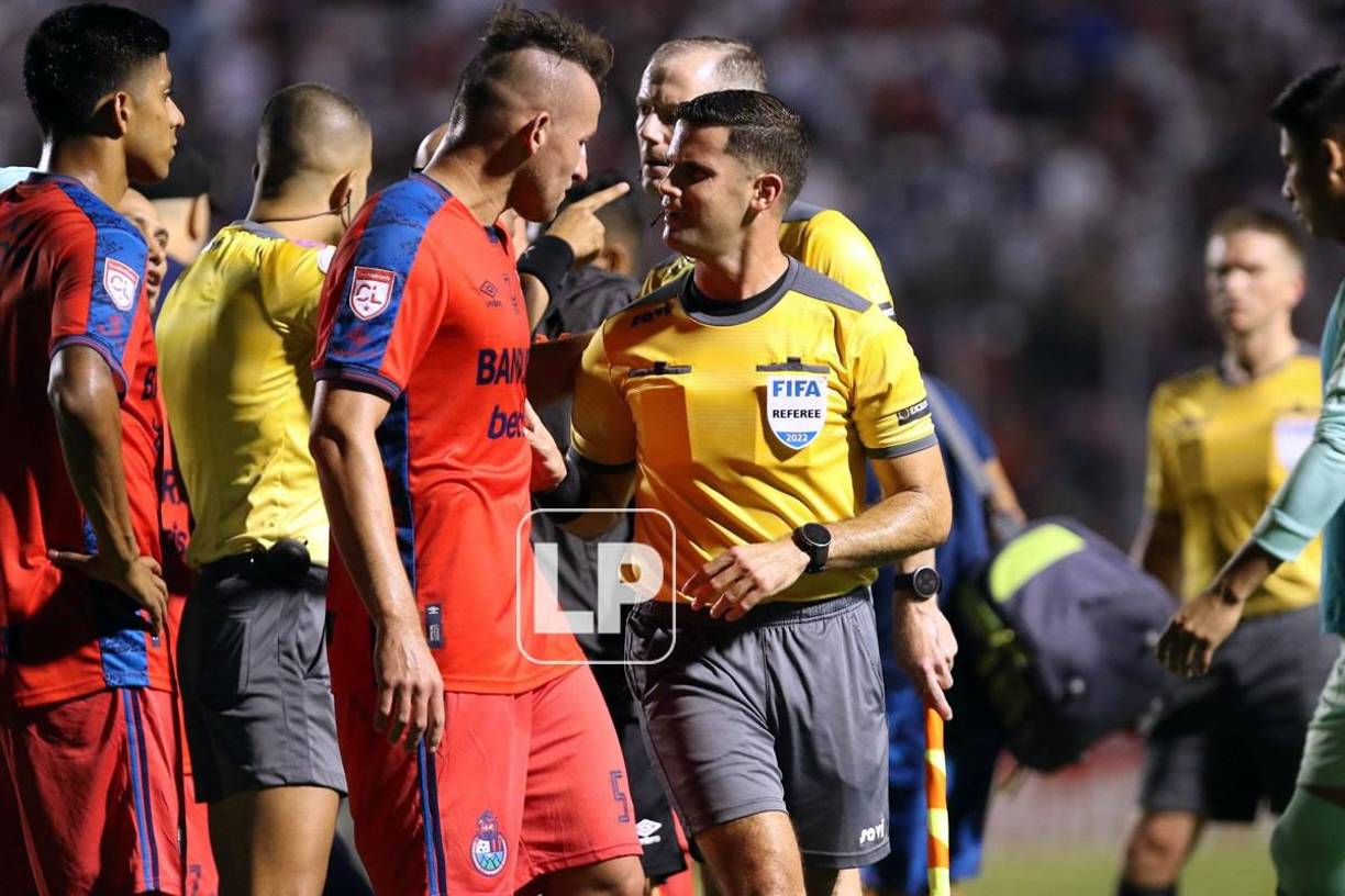 Los jugadores del Municipal le reclamaron fuertemente a los árbitros al final del primer tiempo.