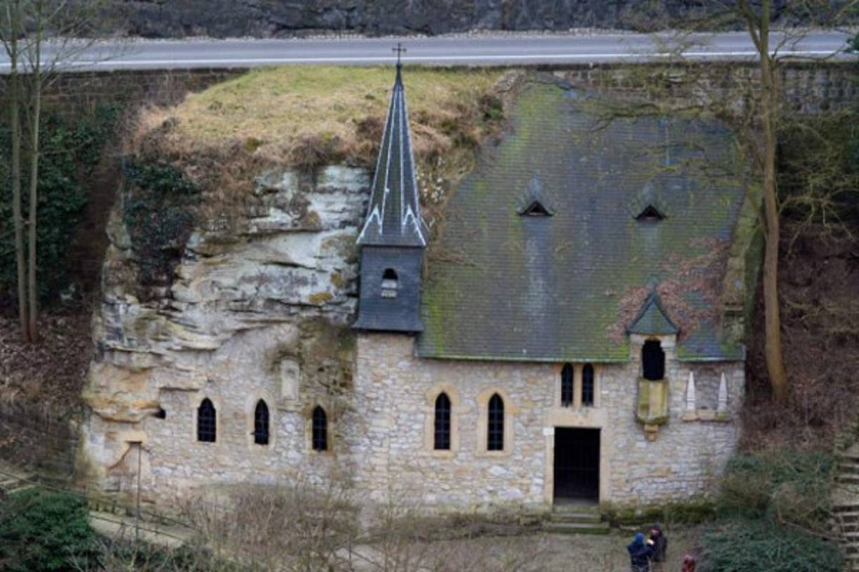 La iglesia en la montaña de Luxemburgo.El edificio fue construido en un roca saliente.Foto:dineroclub.net