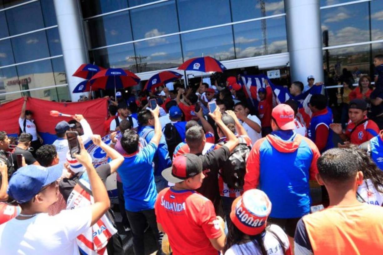 El Olimpia fue recibidido por una buena cantidad de aficionados en el aeropuerto Toncontín de la capital.