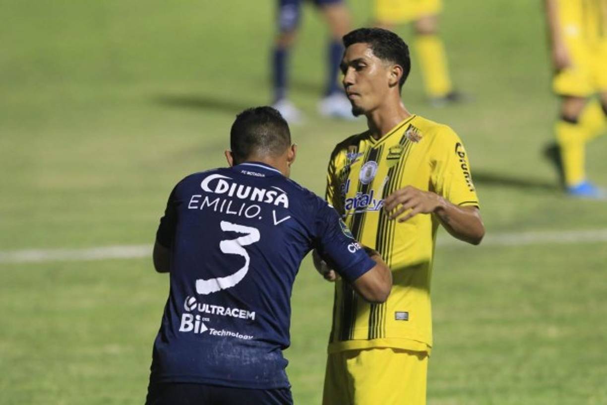 Hermoso detalle. Emilio Izaguirre aprovechó la celebración del Día de San Valentín para dedicarle este detalle a su esposa Virginia Varela, al poner la letra V junto a su nombre en la camiseta.