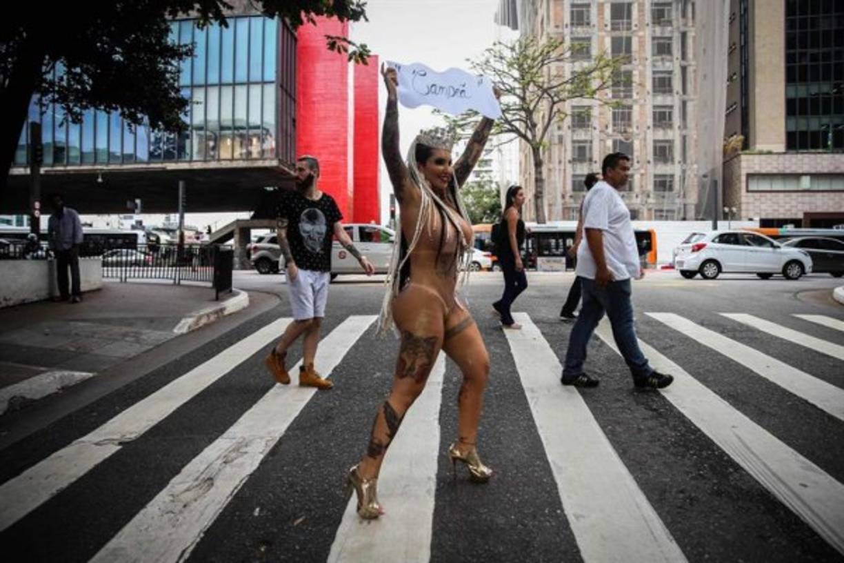 La modelo Sabrina Boing Boing desfila por la avenida Paulista en Sao Paulo (Brasil).