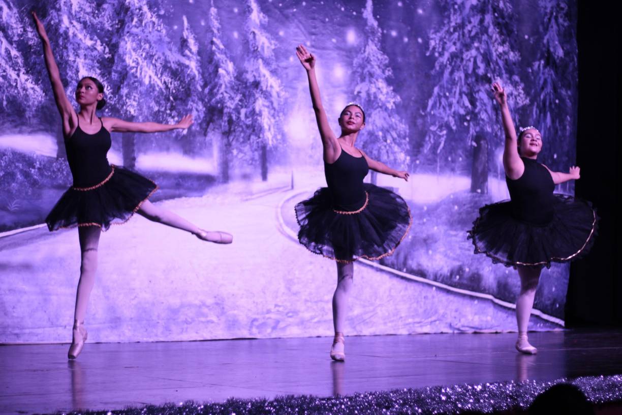 Las alumnas Saleth Guzmán, Rocío Torres y Jovana también fueron ovacionadas durante su presentación.