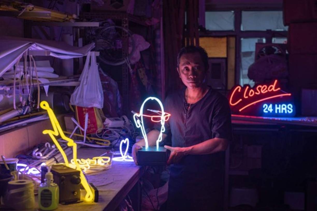 El fabricante de luces de neón Wu Chi-kai es uno de los últimos artesanos que mantienen vivo el oficio en Hong Kong, una ciudad donde la oscuridad nunca es total gracias al resplandor de las luces encendidas las 24 horas. <br/><br/>La demanda de especialistas como Wu languidece con la creciente popularidad de las luces LED (de más fácil mantenimiento y respetuosas del medio ambiente) y las ordenanzas del gobierno de eliminar carteles antiguos considerados peligrosos.