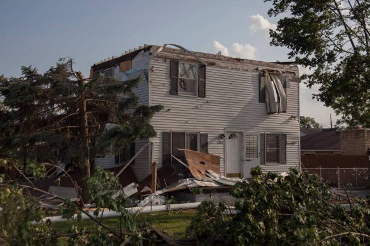 Anoche, otra violenta tormenta arrasó la zona de Kansas City, provocando tornados que arrancaron árboles y líneas eléctricas, dañando viviendas e hiriendo al menos una docena de personas en la última oleada de mal tiempo.