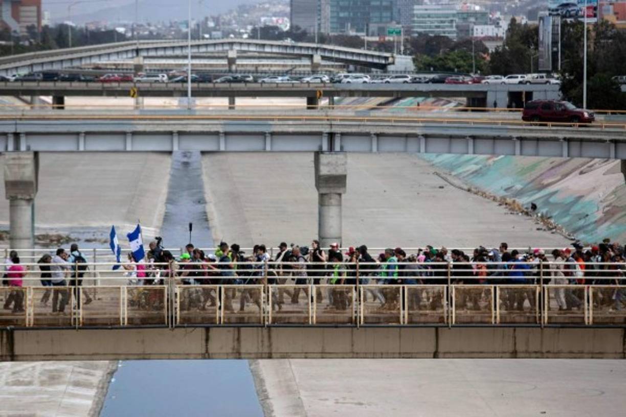 Las personas que no sean atendidas hoy regresarán a los albergues habilitados en la zona cercana a la línea internacional en el centro de Tijuana para reorganizarse y seguir intentando cruzar la frontera por el mismo puerto, o bien, efectuar el procedimiento de solicitud de asilo a través de otro punto.