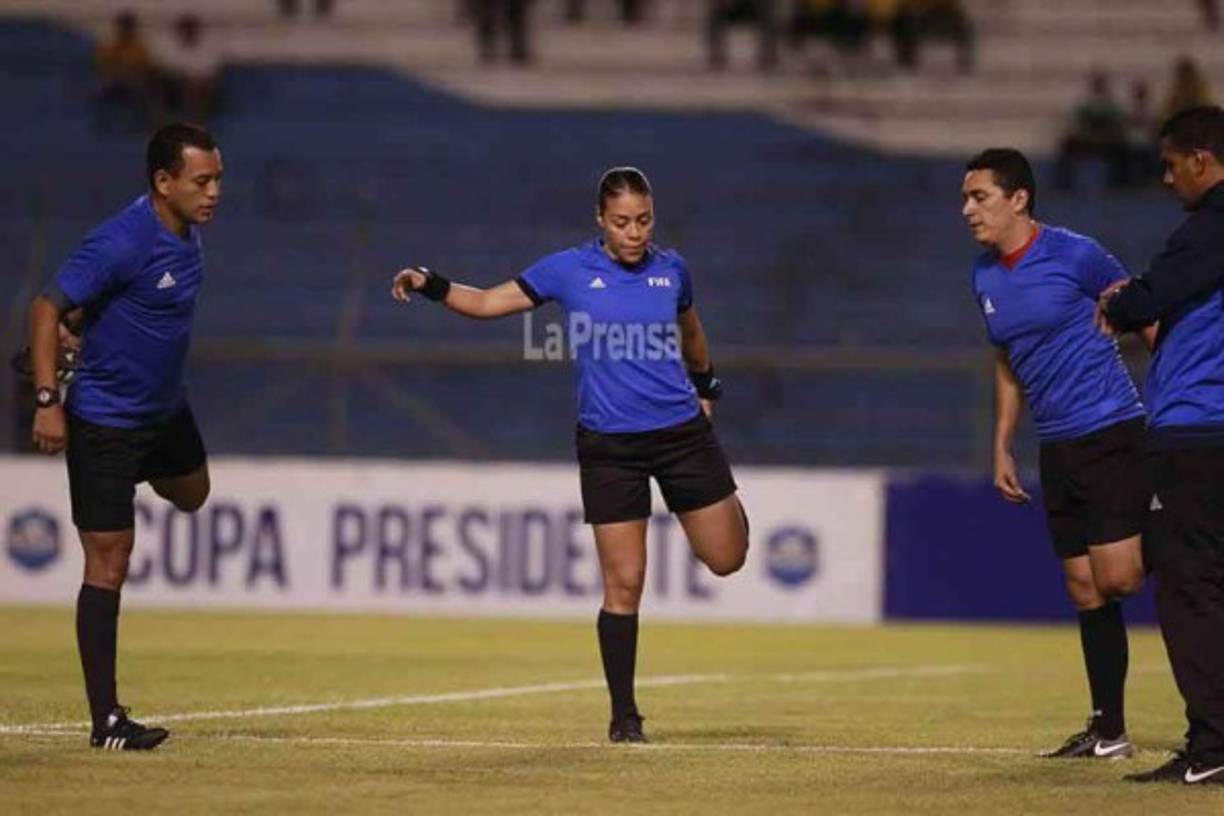 La cuarteta arbitral previo al inicio del juego.