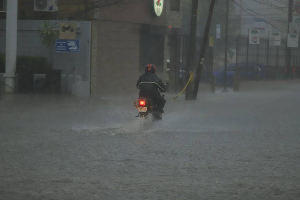 También cibernautas han reportado a motociclistas cargando su moto porque las fuertes corrientes las arrastraban.