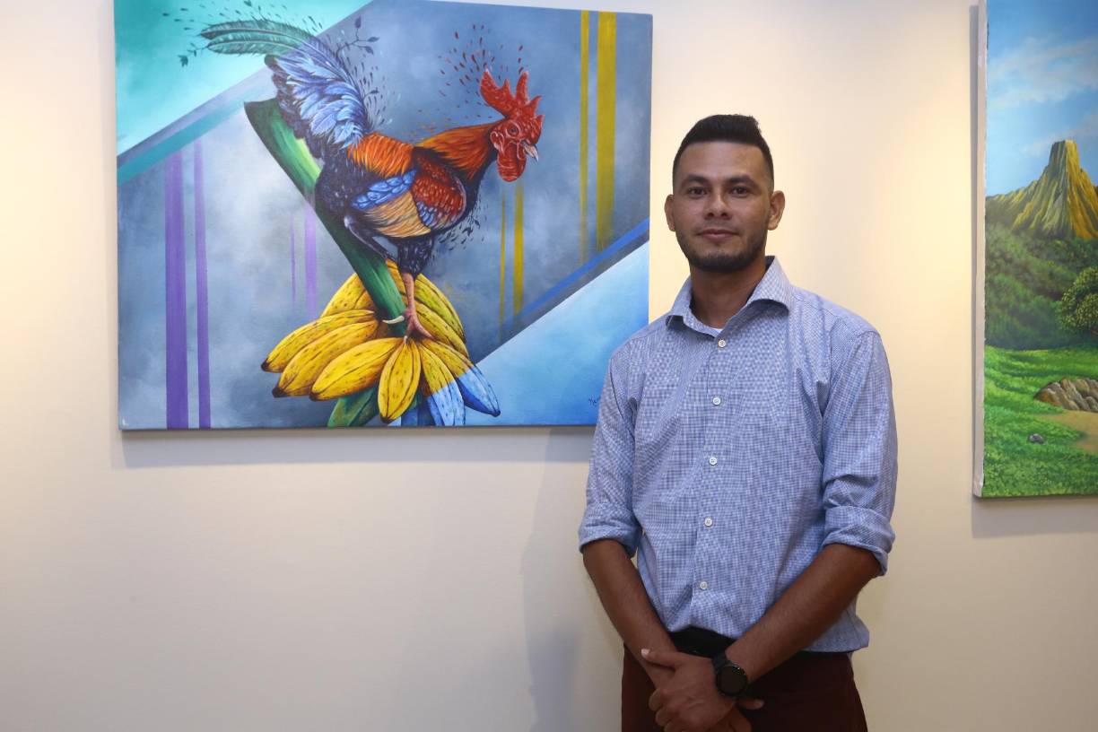 El artista expositor Kenneth López junto a su obra “Vida del campo”
