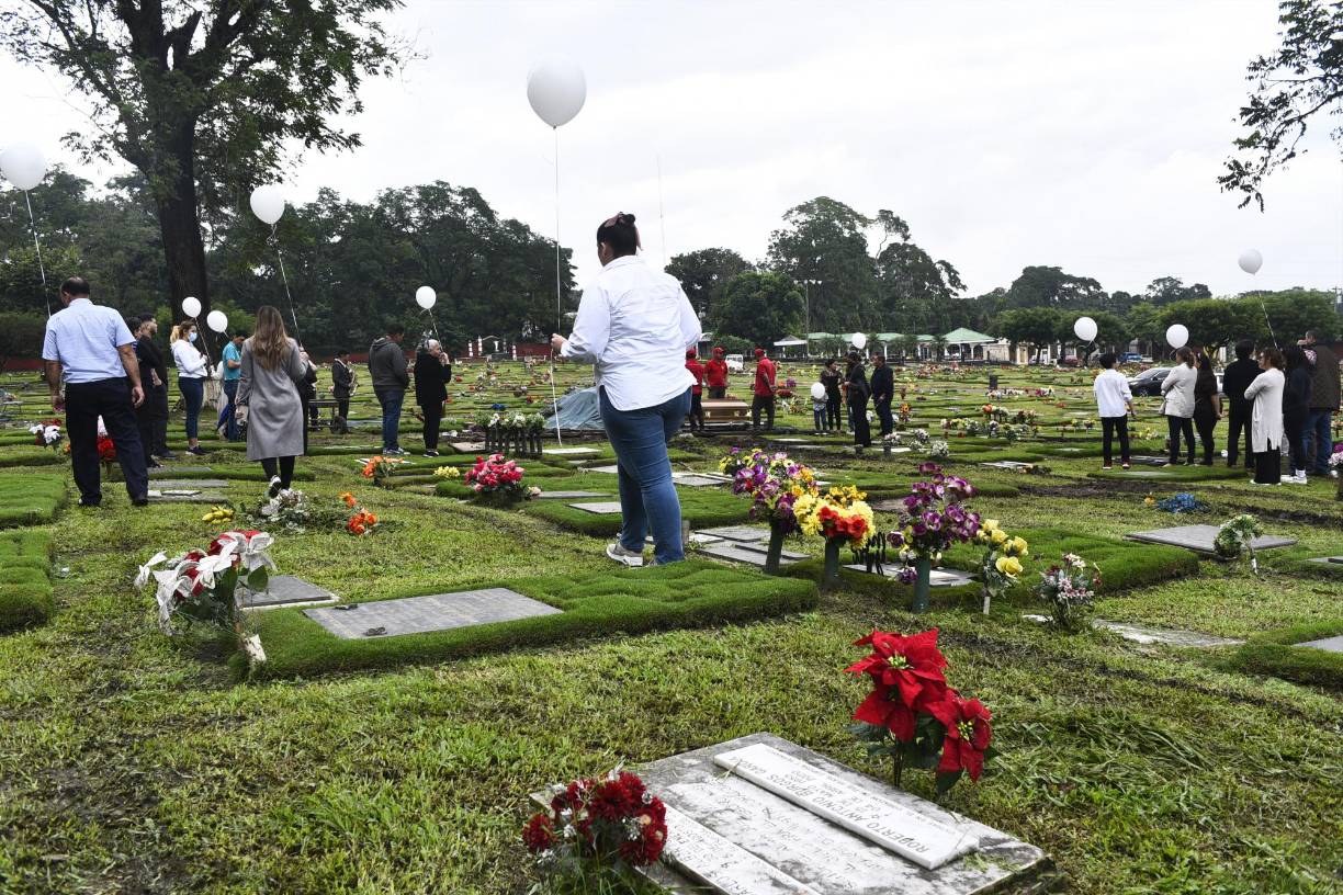 Cabe mencionar que antes del sepelio se realizó una misa de cuerpo presente en la Iglesia San Vicente de Paúl. 