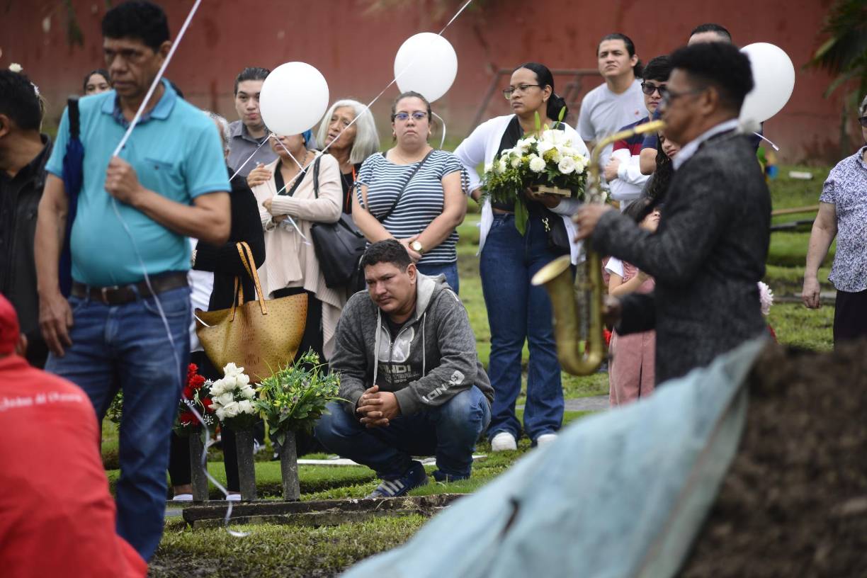 Peraza Jr. era hijo del legendario locutor Carlos Peraza (QDDG), quien también fue muy querido por el público sampedrano. 