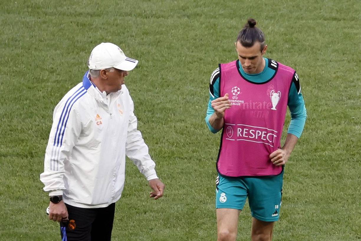 Carlo Ancelotti hablando con Gareth Bale durante el entrenamiento.