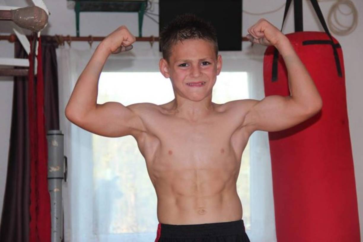 A sus13 años sus músculos son de los más famosos de las redes.