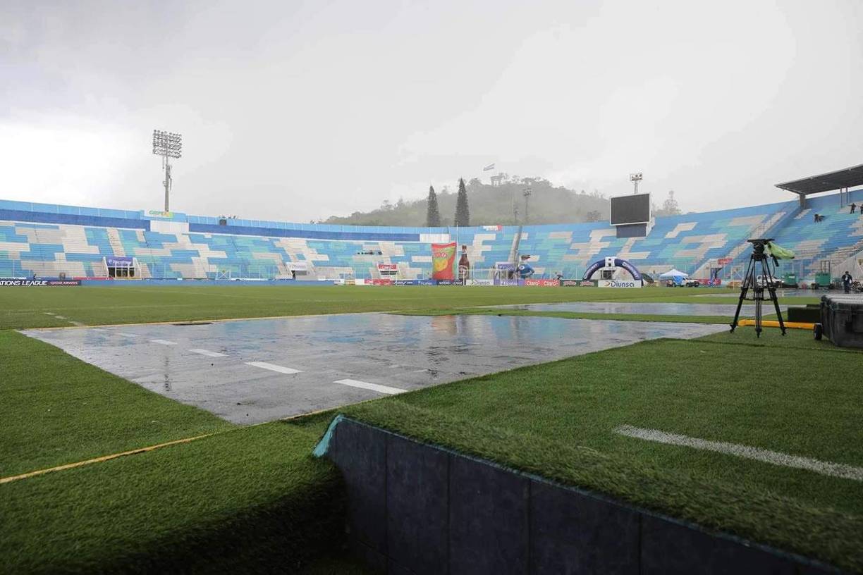 La cancha estará algo humeda por la lluvia que cayó sobre Tegucigalpa.