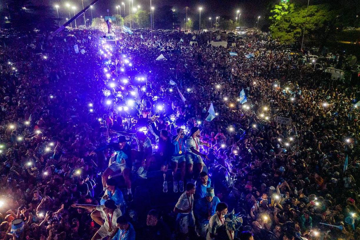 Espectacular imagen del multitudinario recibimiento de los aficionados argentinos a su selección en Buenos Aires.