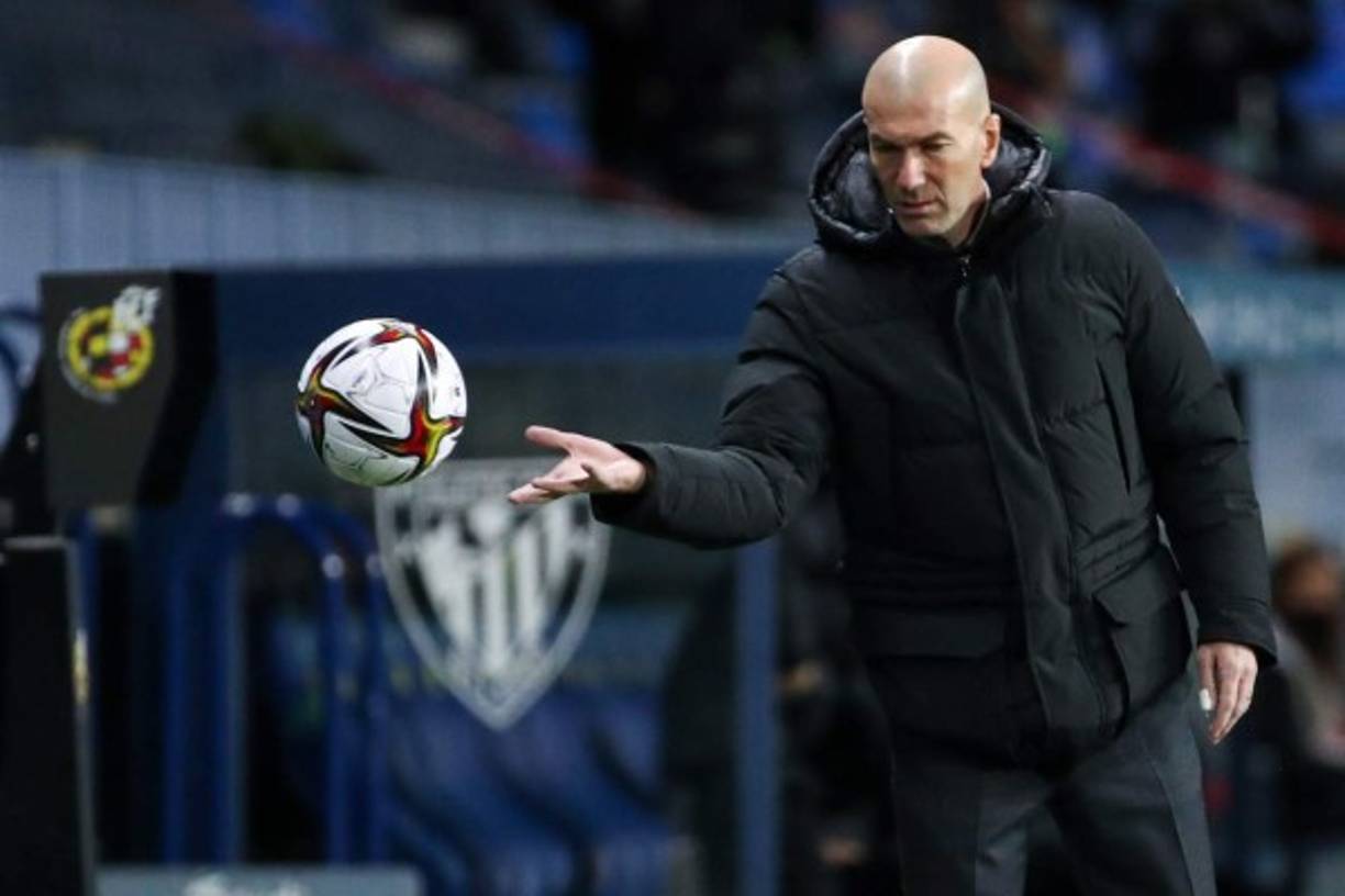 Decisión tomada. Zinedine Zidane seguirá siendo entrenador del Real Madrid tras la debacle en Copa del Rey, eliminado en dieciseisavos de final ante Alcoyano, y dirigirá al equipo el sábado en el duelo liguero frente al Alavés en Mendizorroza, tras reunirse con sus jugadores y pedirles que olviden lo ocurrido y se centren en remontar en la liga. La directiva merengue no baraja el despido del técnico francés.