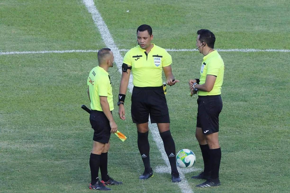 Ya para el segundo tiempo, los árbitros salieron con un uniforme amarillo con negro.