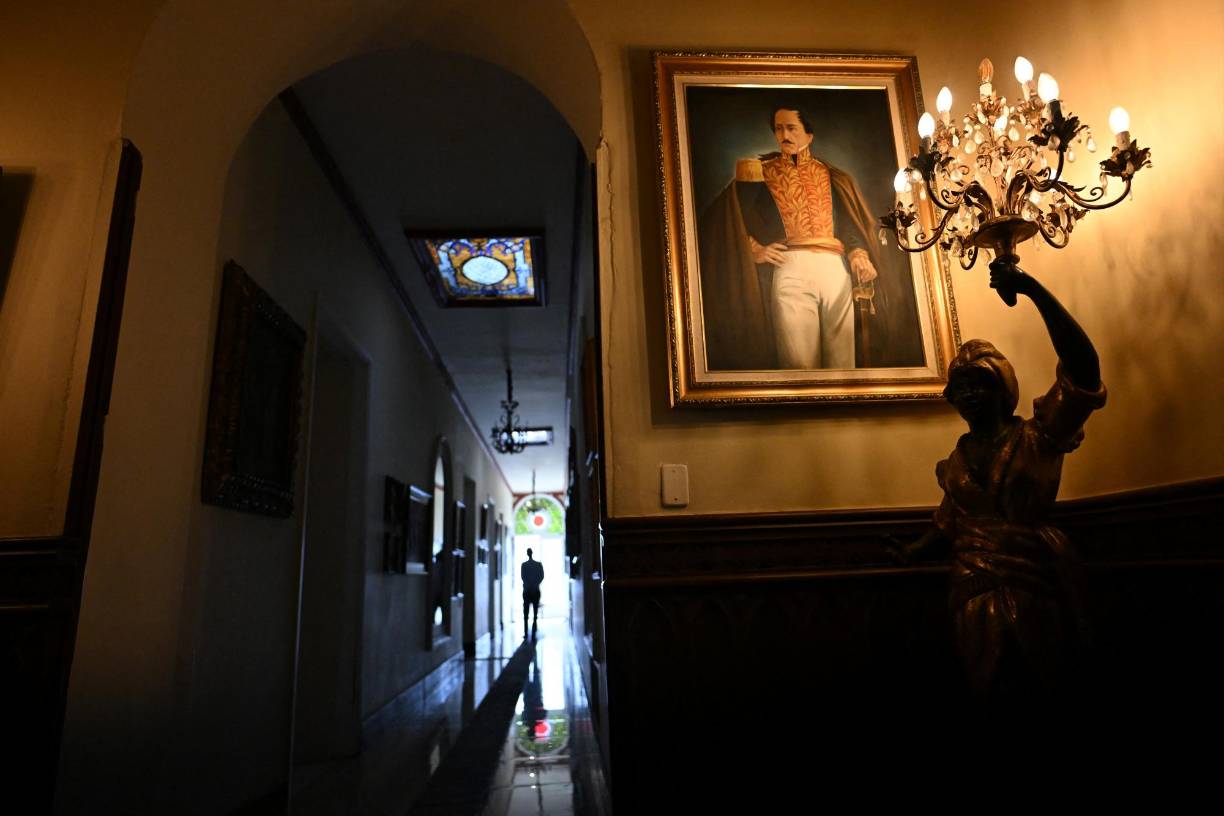 En más de un siglo, el Castillo de Marroquín funcionó, entre otros, como cabaret y hospital psiquiátrico hasta ser adquirido por Juan Camilo Zapata, un miembro del Cartel de Bogotá. 