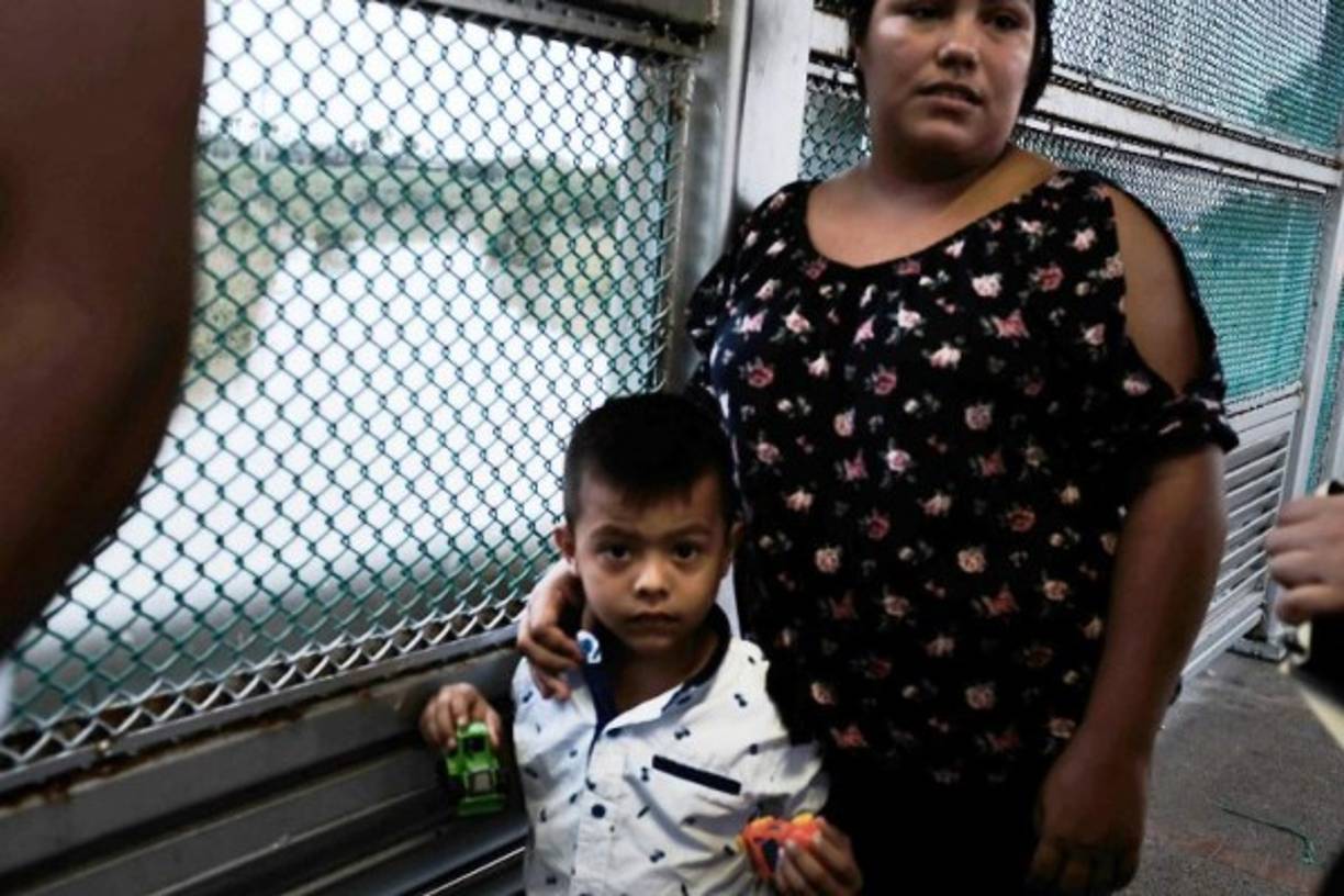 Solicitar asilo en EEUU no es ilegal, puesto que para hacerlo es necesario hacerlo dentro del país, al llegar a un puesto fronterizo. Sin embargo, en Brownsville apenas reciben de una a tres solicitudes al día alegando falta de espacio para alojar a los inmigrantes.