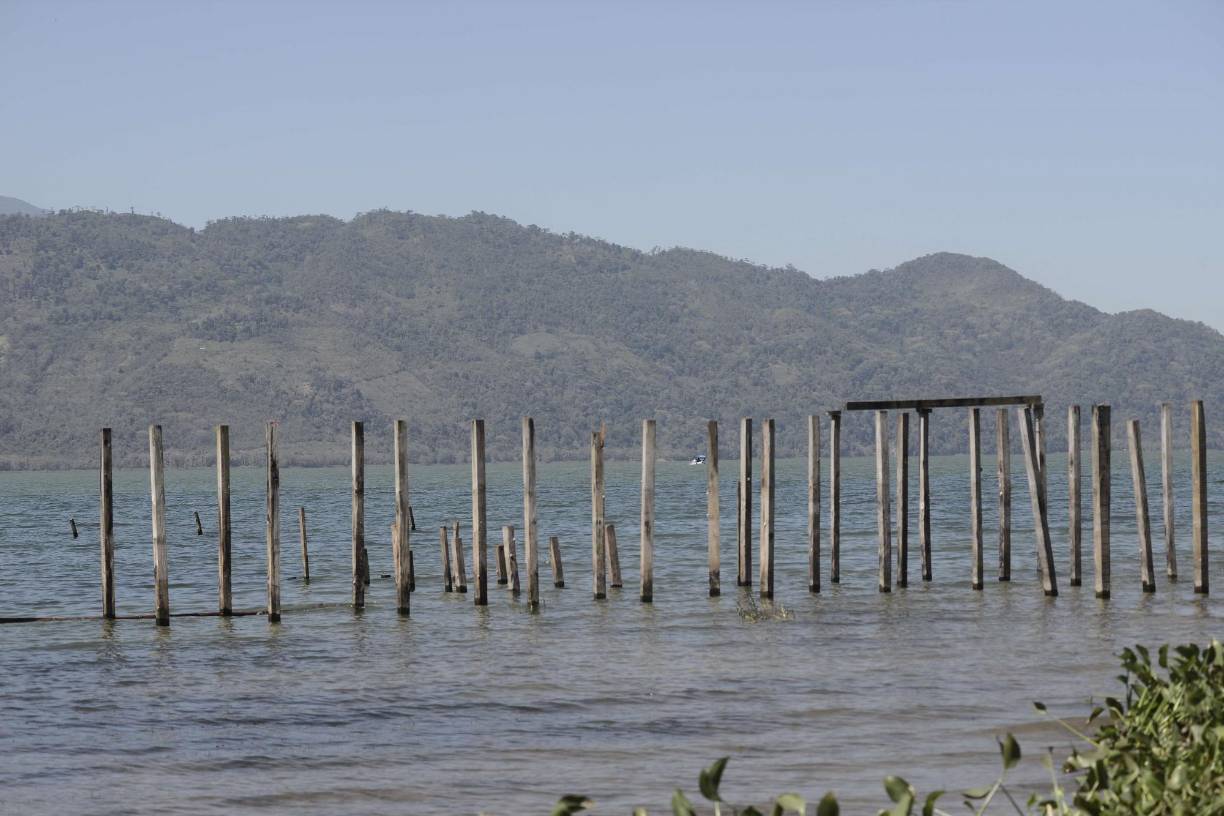 Uno de los muelles parcialmente removido a la orilla del Lago de Yojoa, Cortés.