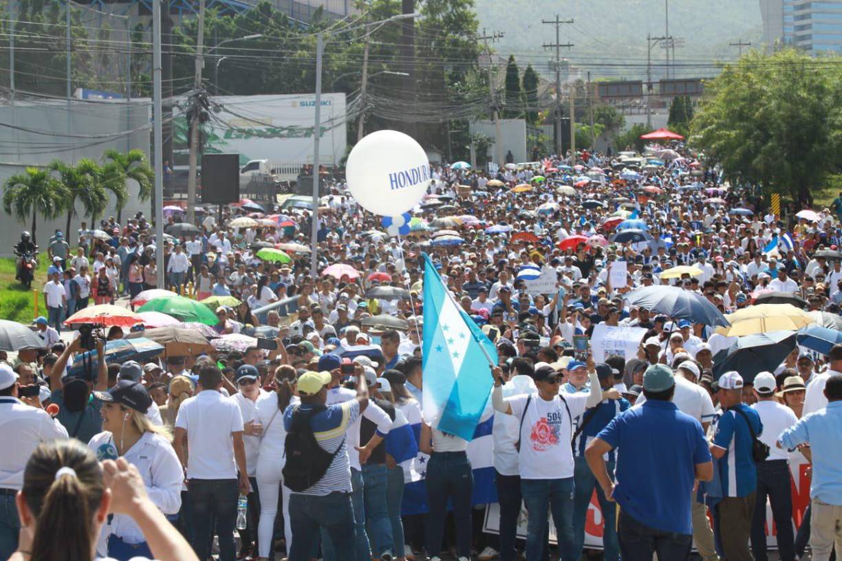 Fotografía de la masiva movilización de la oposición en Honduras, este sábado 19 de agosto en Tegucigalpa. 