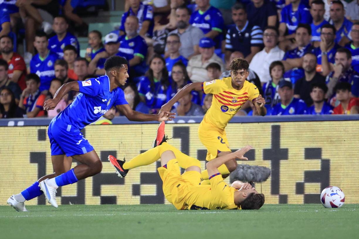 Choco Lozano vio la tarjeta amarilla tras una dura falta que le hizo a Gavi.