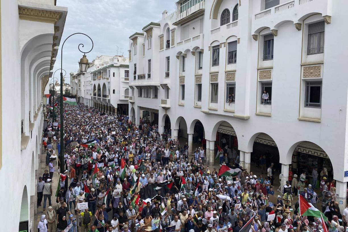 Miles de personas protagonizaron este domingo una marcha en Rabat, la más grande vivida en Marruecos en los últimos años, para protestar contra la normalización de las relaciones entre este país magrebí e Israel y mostrar su apoyo a los palestinos de la Franja de Gaza. 