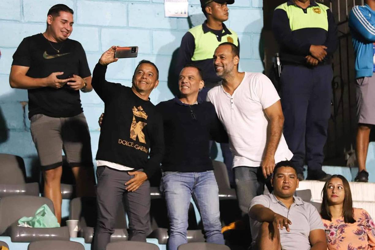 Otros que vieron el triunfo del Olimpia ante la UPN fueron los exjugadores merengues Dani Turcios y Fabio de Souza, quien está de visita en el país. Se tomaron esta foto en las gradas.