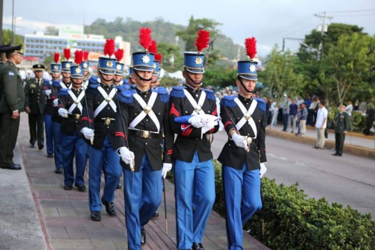 En Tegucigalpa desde las 5:30 de la mañana, las autoridades del gobierno se unieron a la celebración.