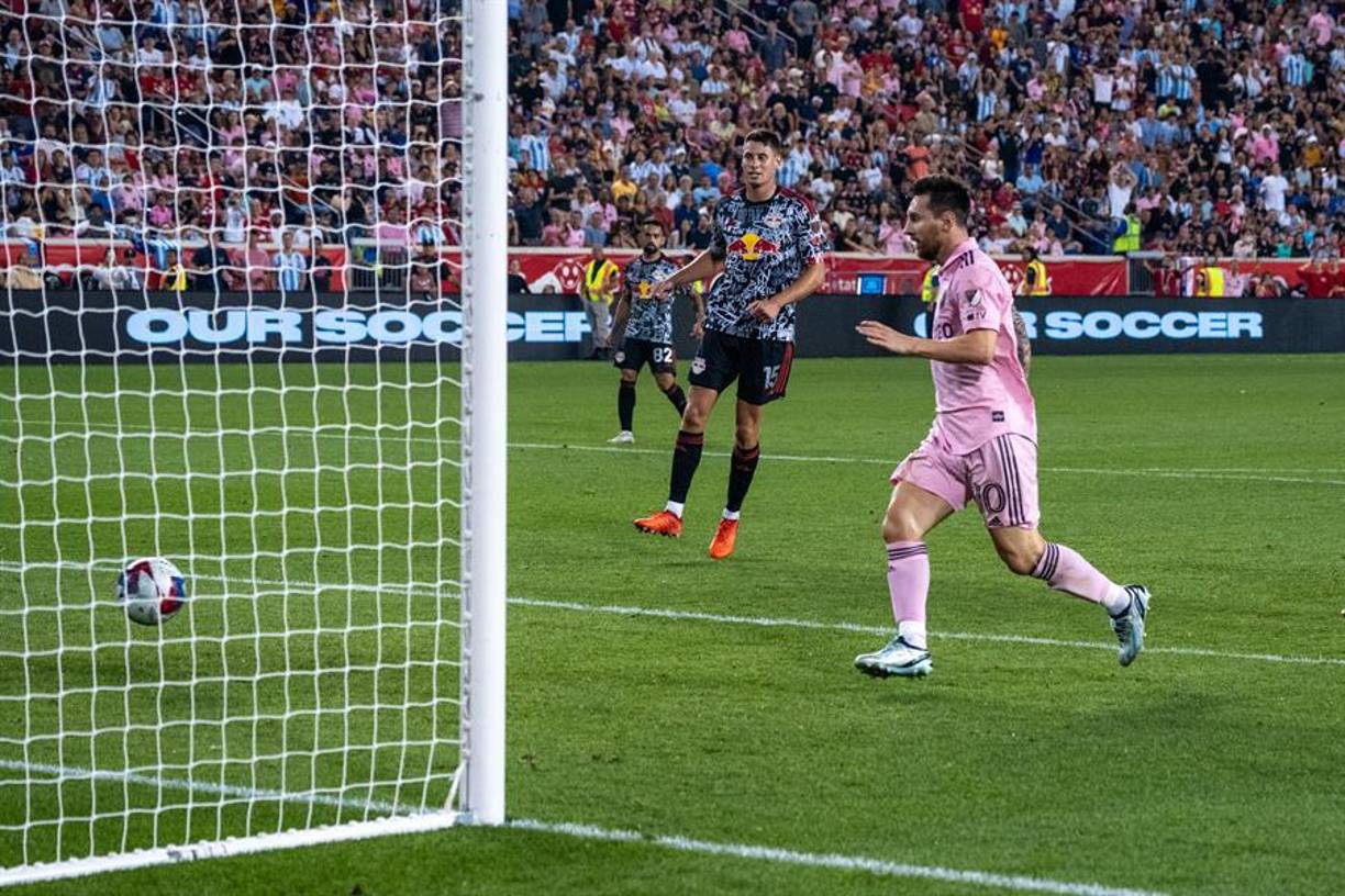 Lionel Messi con una estupenda triangulación con Cremaschi, que le dejó el balón para empujar el gol a placer y cerrar una noche perfecta para los fans del ídolo argentino.