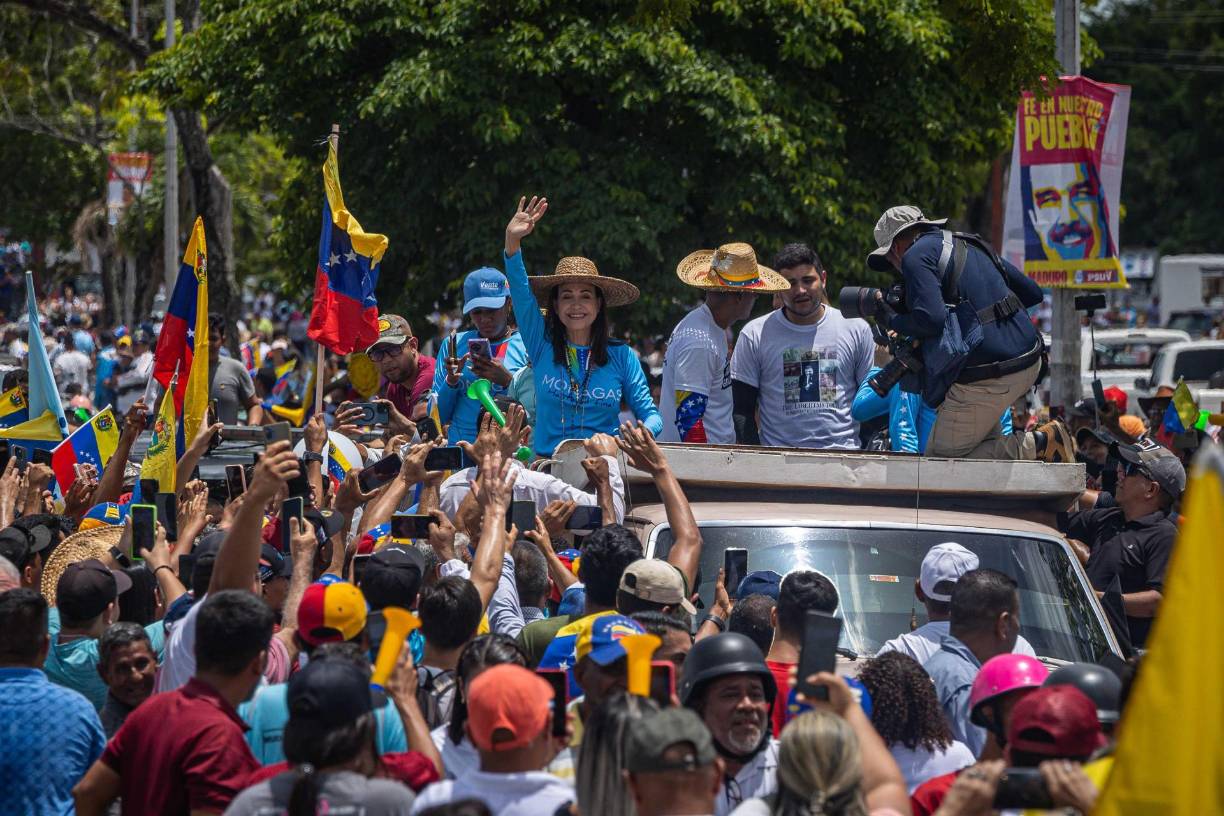 De hecho, aunque no está en la boleta, ha sido el rostro de la campaña. Lleva meses recorriendo el país, en auto porque el chavismo no le permite abordar un avión. Y en cada parada es recibida por multitudes entusiastas. 