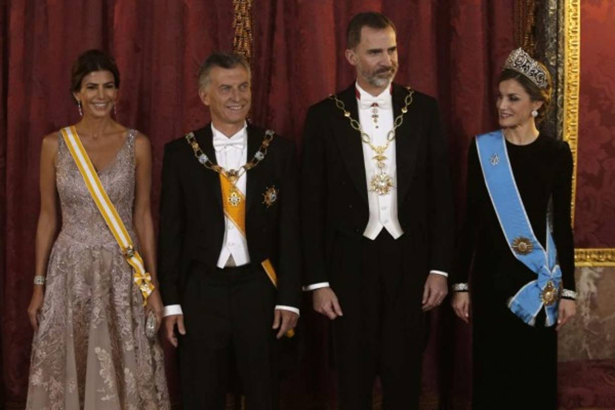 Para la ocasión, doña Letizia optó por un vestido de gala negro de terciopelo con manga larga, mientras que Awada utilizó un vestido con tirantes y pedrería de color rosa cuarzo.